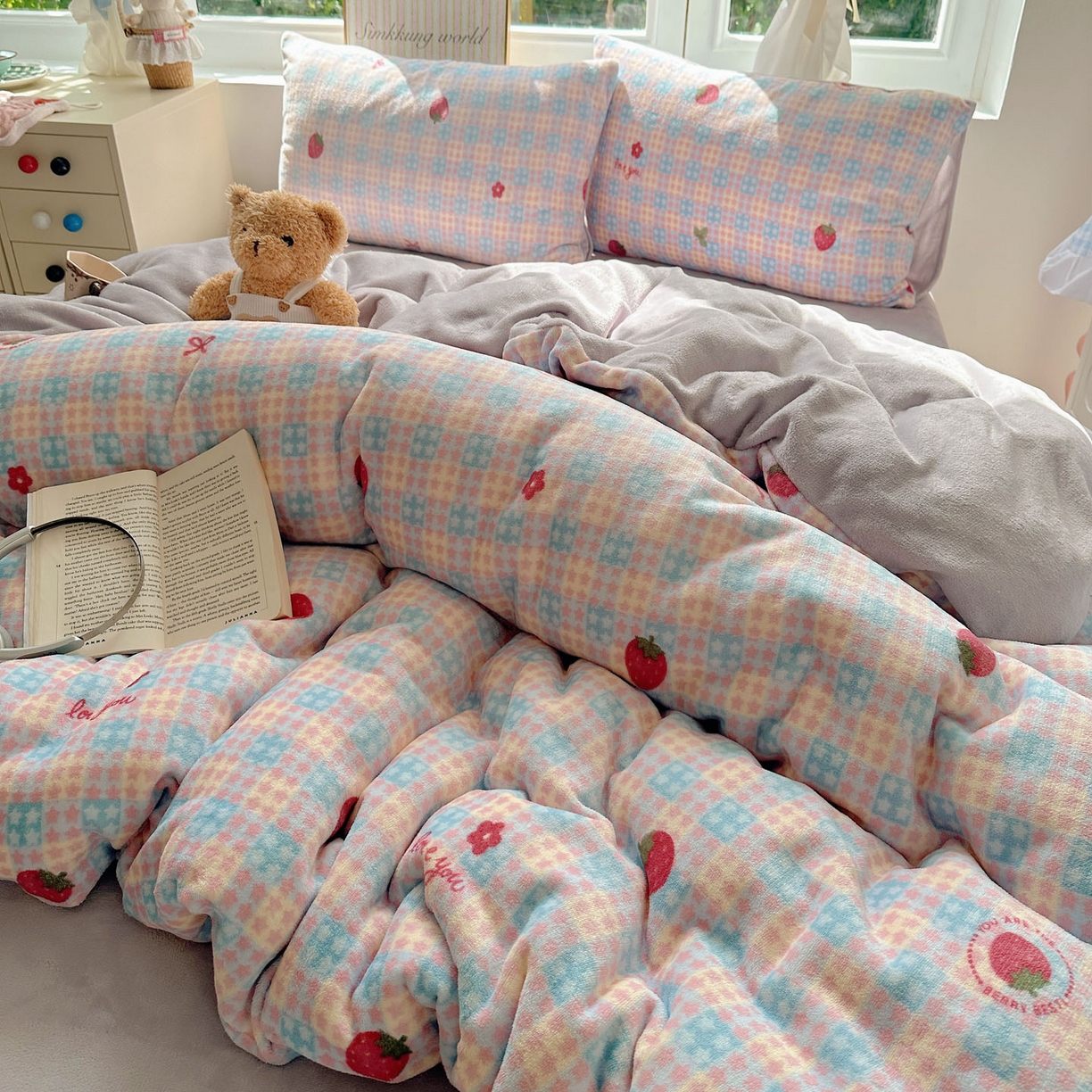 91家纺网 家纺一手货源 找家纺 暖芯优选 2025新款小清新加厚高克重牛奶绒四件套直播热款电商热款 草莓星星