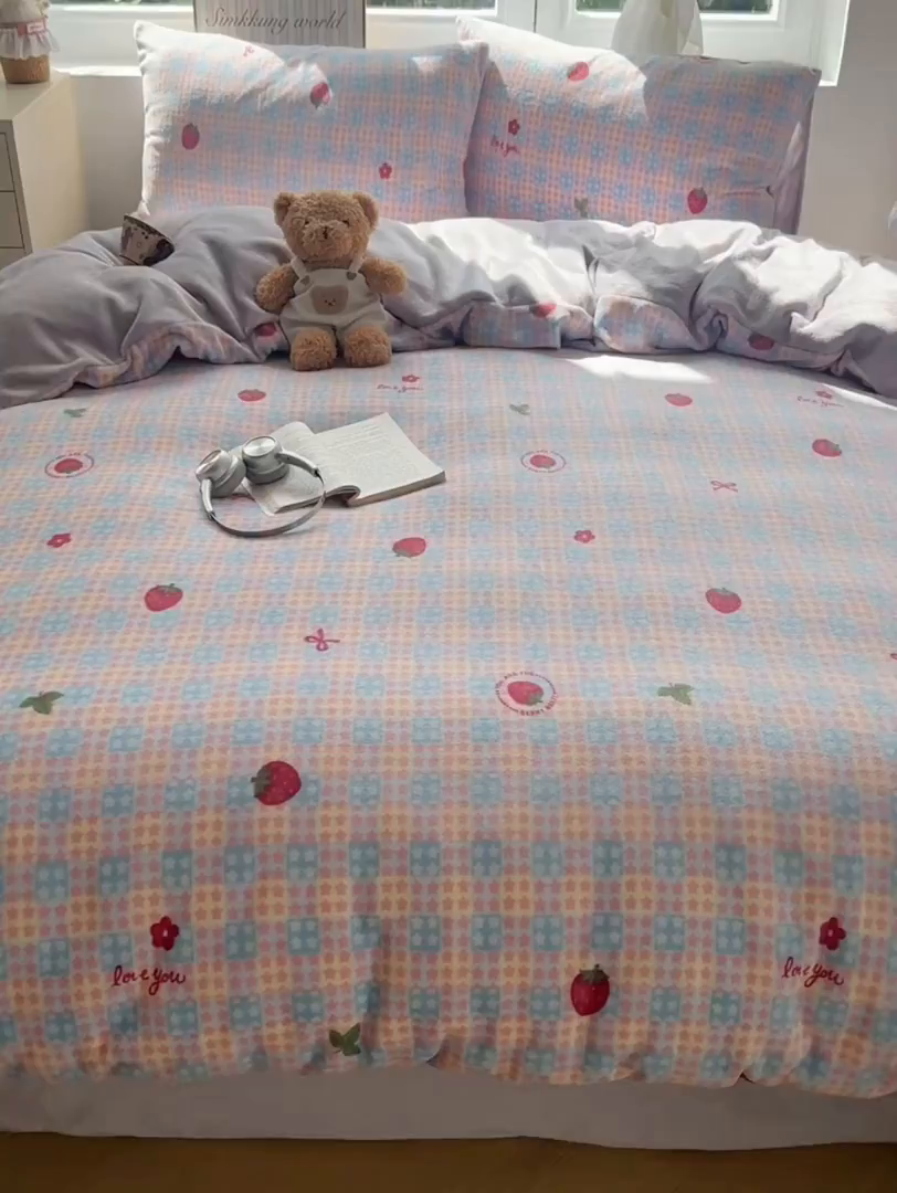 91家纺网 家纺一手货源 找家纺 暖芯优选 2025新款小清新加厚高克重牛奶绒四件套直播热款电商热款 草莓星星