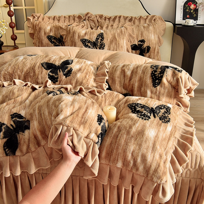 91家纺网 家纺一手货源 找家纺 茉保家纺 2025新款9.5斤秋冬保暖牛奶绒印花兔毛绒四件套 轻蝴蝶