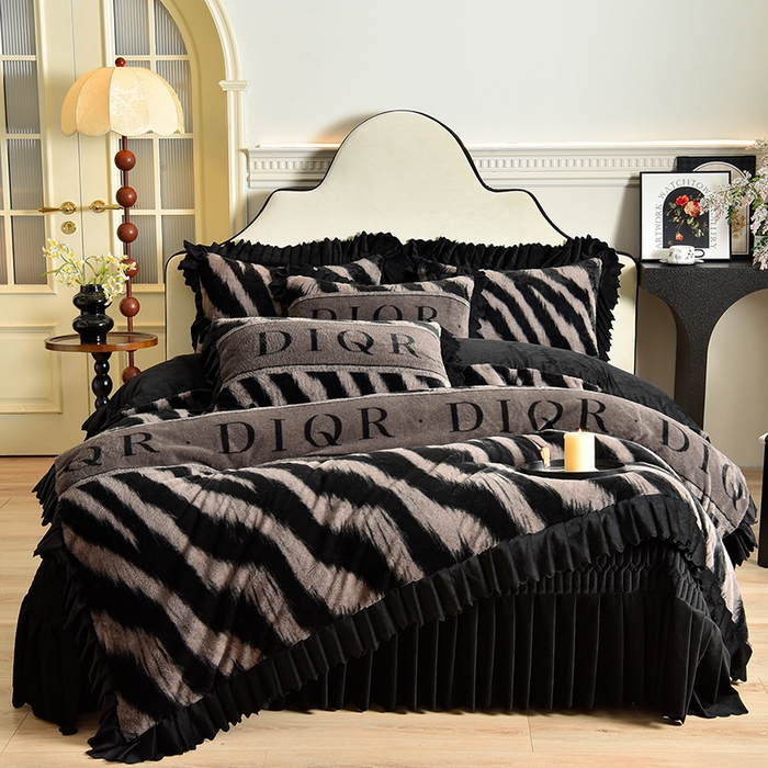 91家纺网 家纺一手货源 找家纺 茉保家纺 2025新款9.5斤秋冬保暖牛奶绒印花兔毛绒四件套 星雅墨