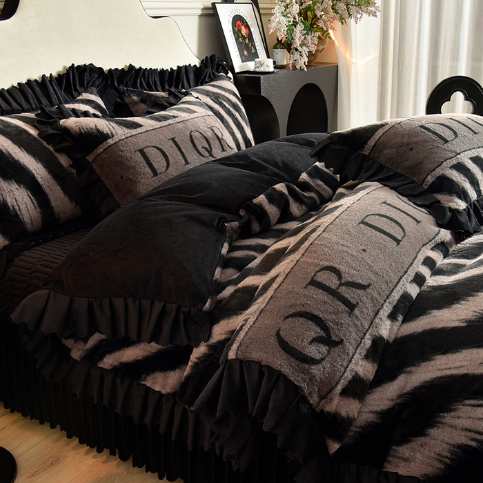 91家纺网 家纺一手货源 找家纺 茉保家纺 2025新款9.5斤秋冬保暖牛奶绒印花兔毛绒四件套 星雅墨