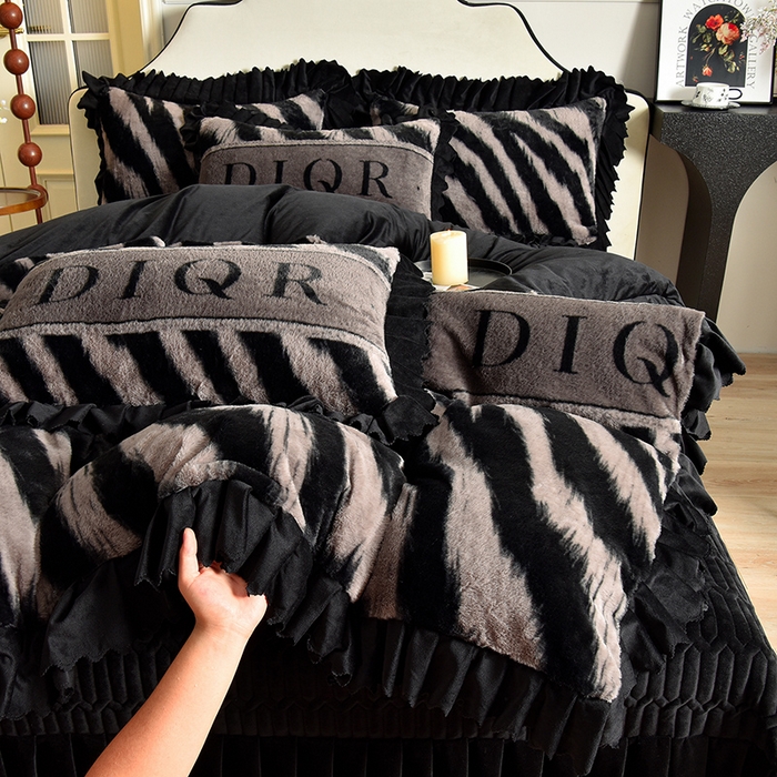 91家纺网 家纺一手货源 找家纺 茉保家纺 2025新款9.5斤秋冬保暖牛奶绒印花兔毛绒四件套 星雅墨