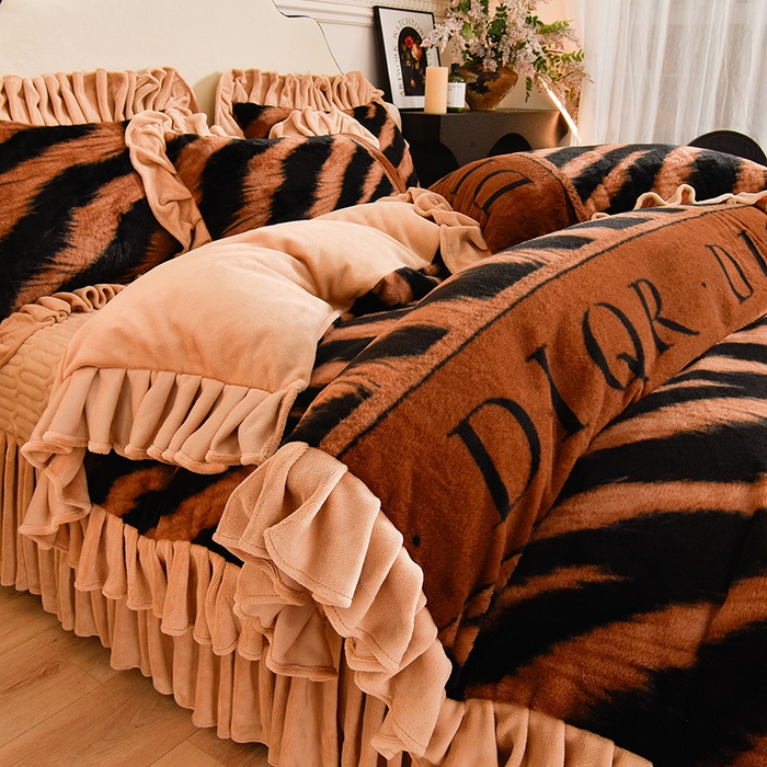 91家纺网 家纺一手货源 找家纺 茉保家纺 2025新款9.5斤秋冬保暖牛奶绒印花兔毛绒四件套 星云咖