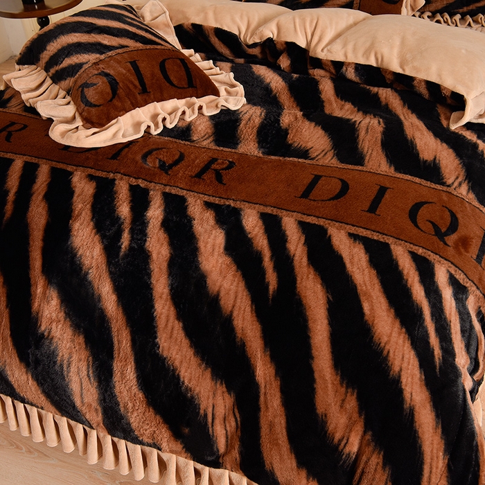 91家纺网 家纺一手货源 找家纺 茉保家纺 2025新款9.5斤秋冬保暖牛奶绒印花兔毛绒四件套 星云咖