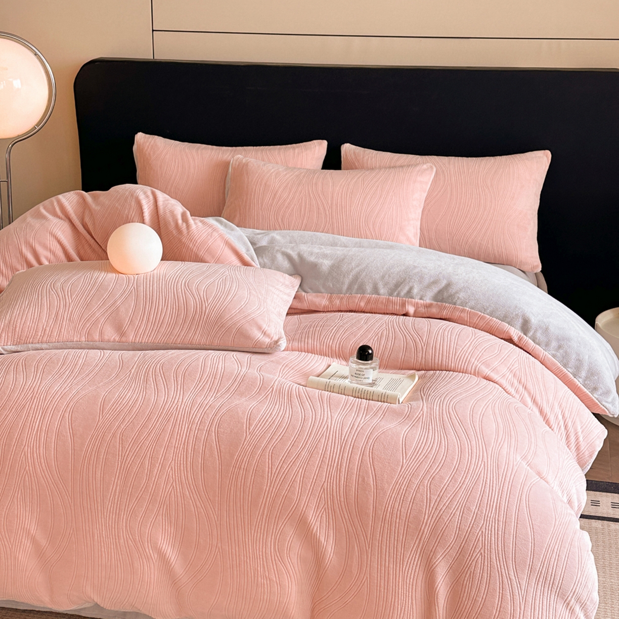 91家纺网 家纺一手货源 找家纺 小叮当家纺仓储工厂店 2025新款AB版烂花牛奶绒四件套 烂花-粉灰