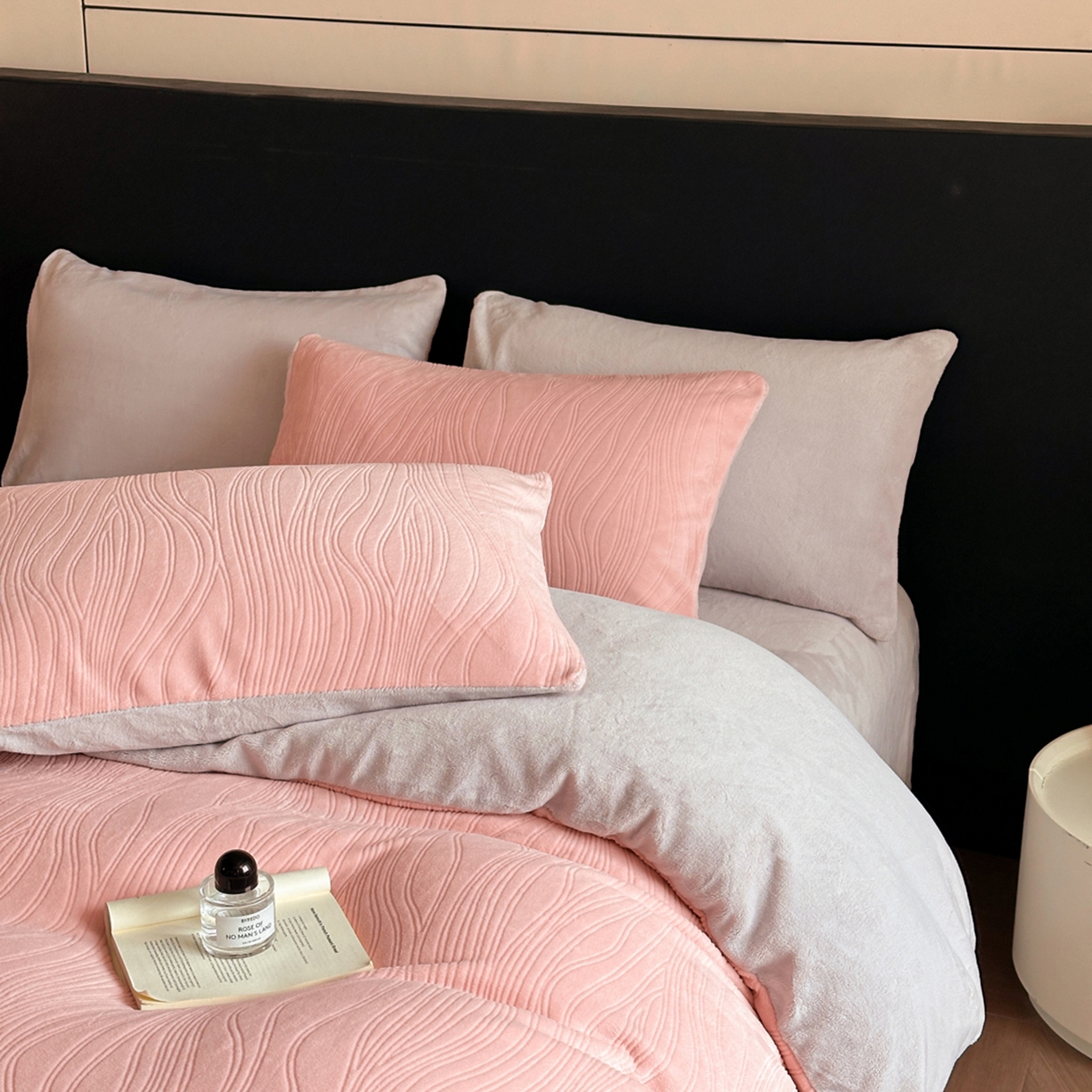 91家纺网 家纺一手货源 找家纺 小叮当家纺仓储工厂店 2025新款AB版烂花牛奶绒四件套 烂花-粉灰