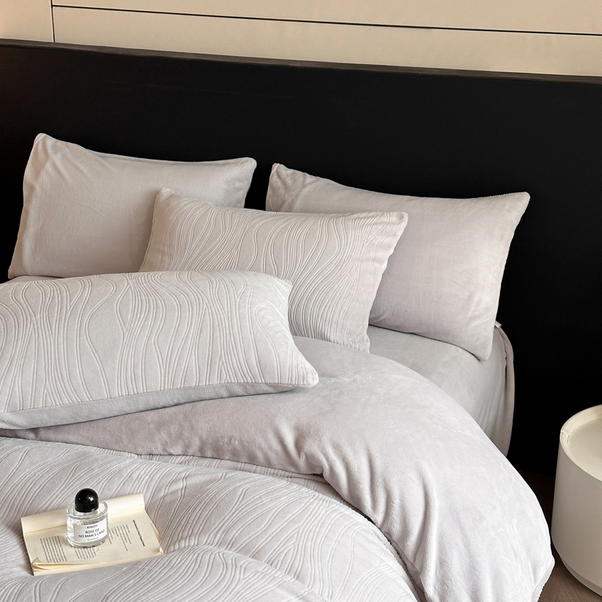 91家纺网 家纺一手货源 找家纺 小叮当家纺仓储工厂店 2025新款AB版烂花牛奶绒四件套 烂花-米灰