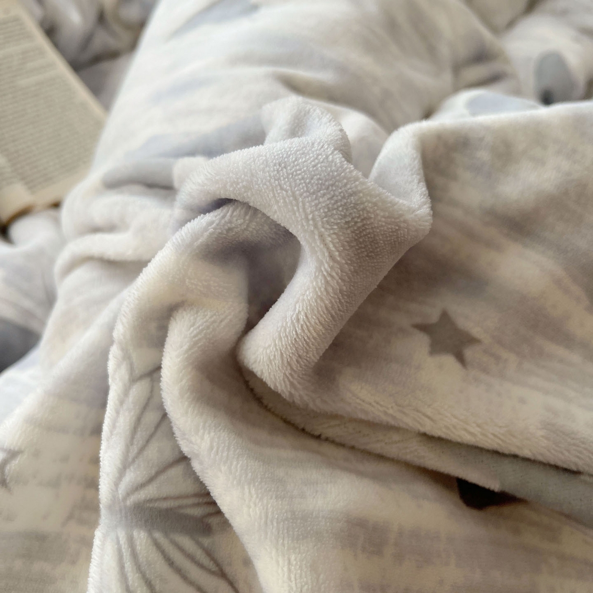 91家纺网 家纺一手货源 找家纺 十里居 2025新款兔毛条花边款雕花牛奶绒四件套 蝶舞灰