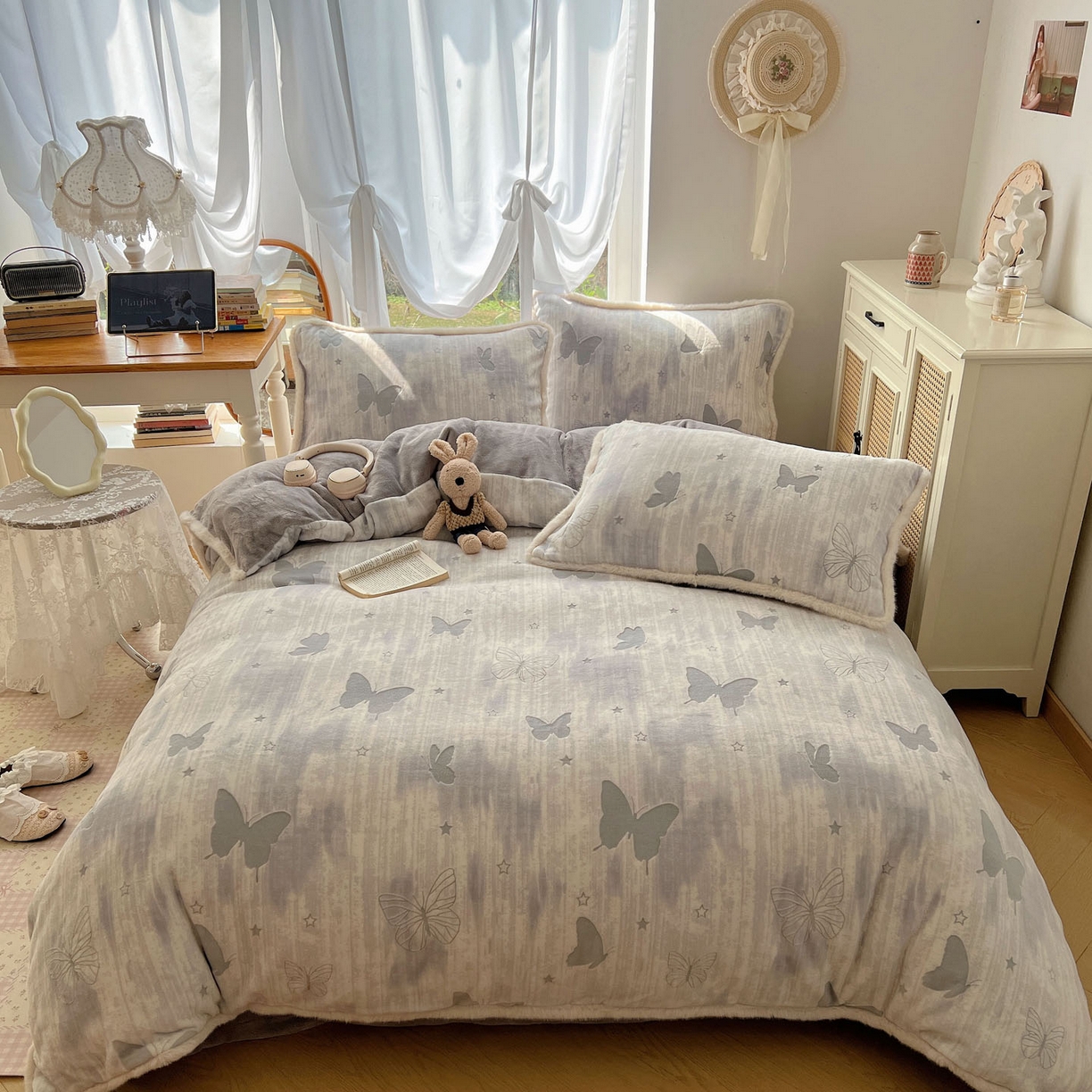 91家纺网 家纺一手货源 找家纺 十里居 2025新款兔毛条花边款雕花牛奶绒四件套 蝶舞灰