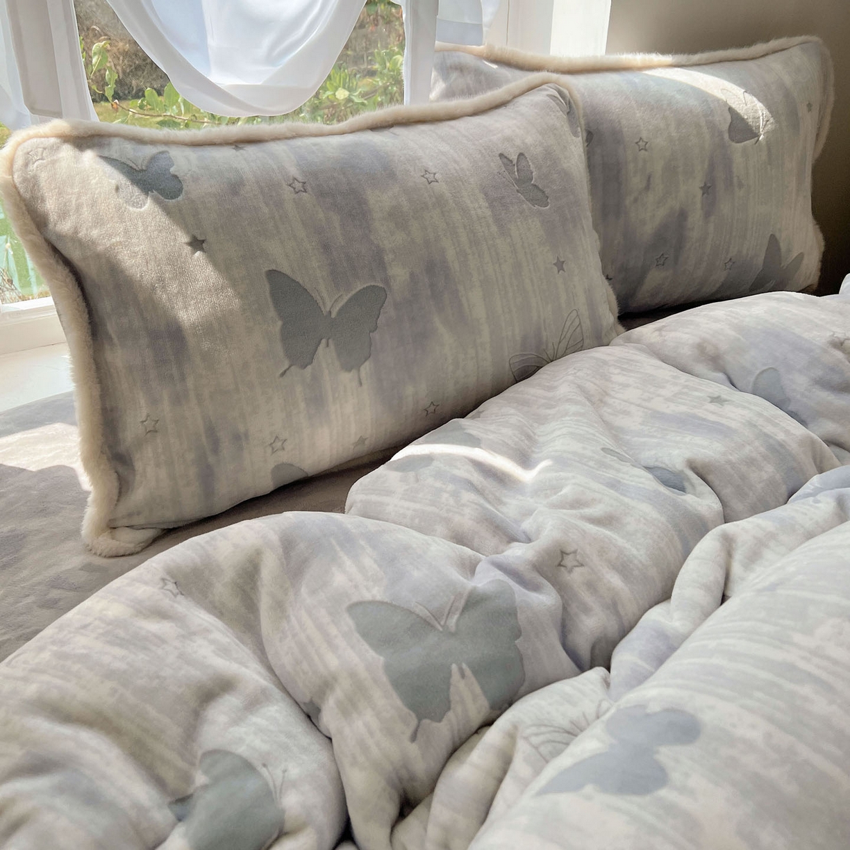 91家纺网 家纺一手货源 找家纺 十里居 2025新款兔毛条花边款雕花牛奶绒四件套 蝶舞灰