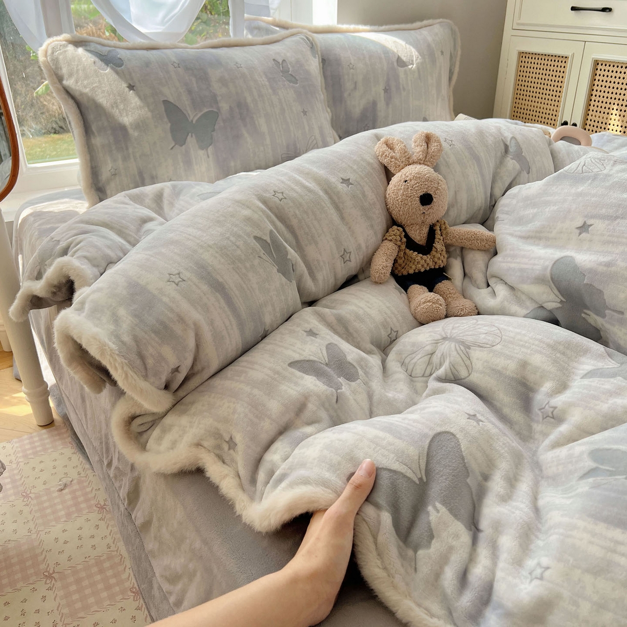 91家纺网 家纺一手货源 找家纺 十里居 2025新款兔毛条花边款雕花牛奶绒四件套 蝶舞灰