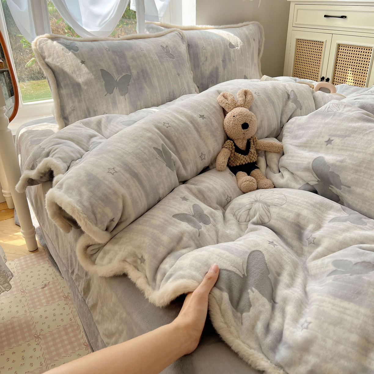 91家纺网 家纺一手货源 找家纺 十里居 2025新款兔毛条花边款雕花牛奶绒四件套 蝶舞灰