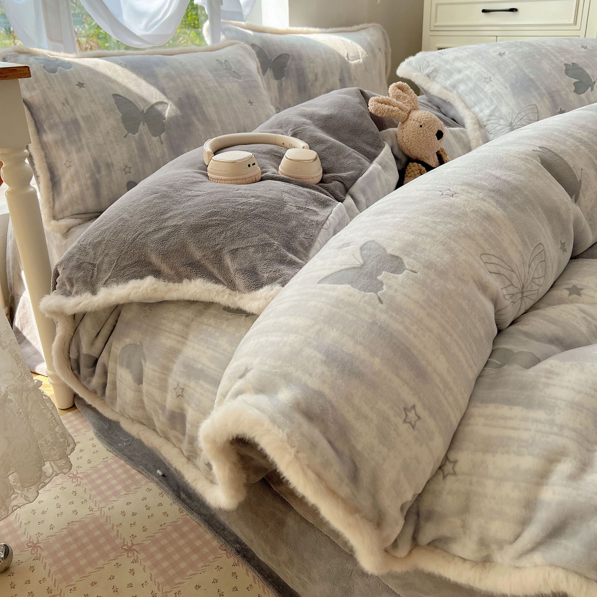 91家纺网 家纺一手货源 找家纺 十里居 2025新款兔毛条花边款雕花牛奶绒四件套 蝶舞灰