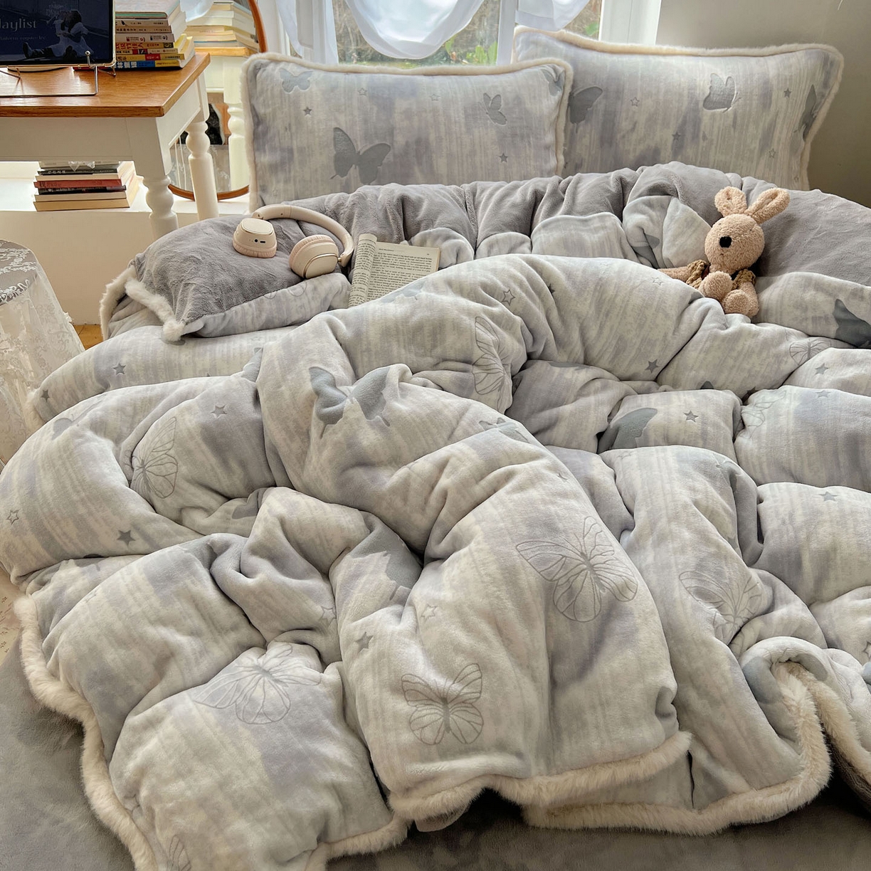 91家纺网 家纺一手货源 找家纺 十里居 2025新款兔毛条花边款雕花牛奶绒四件套 蝶舞灰