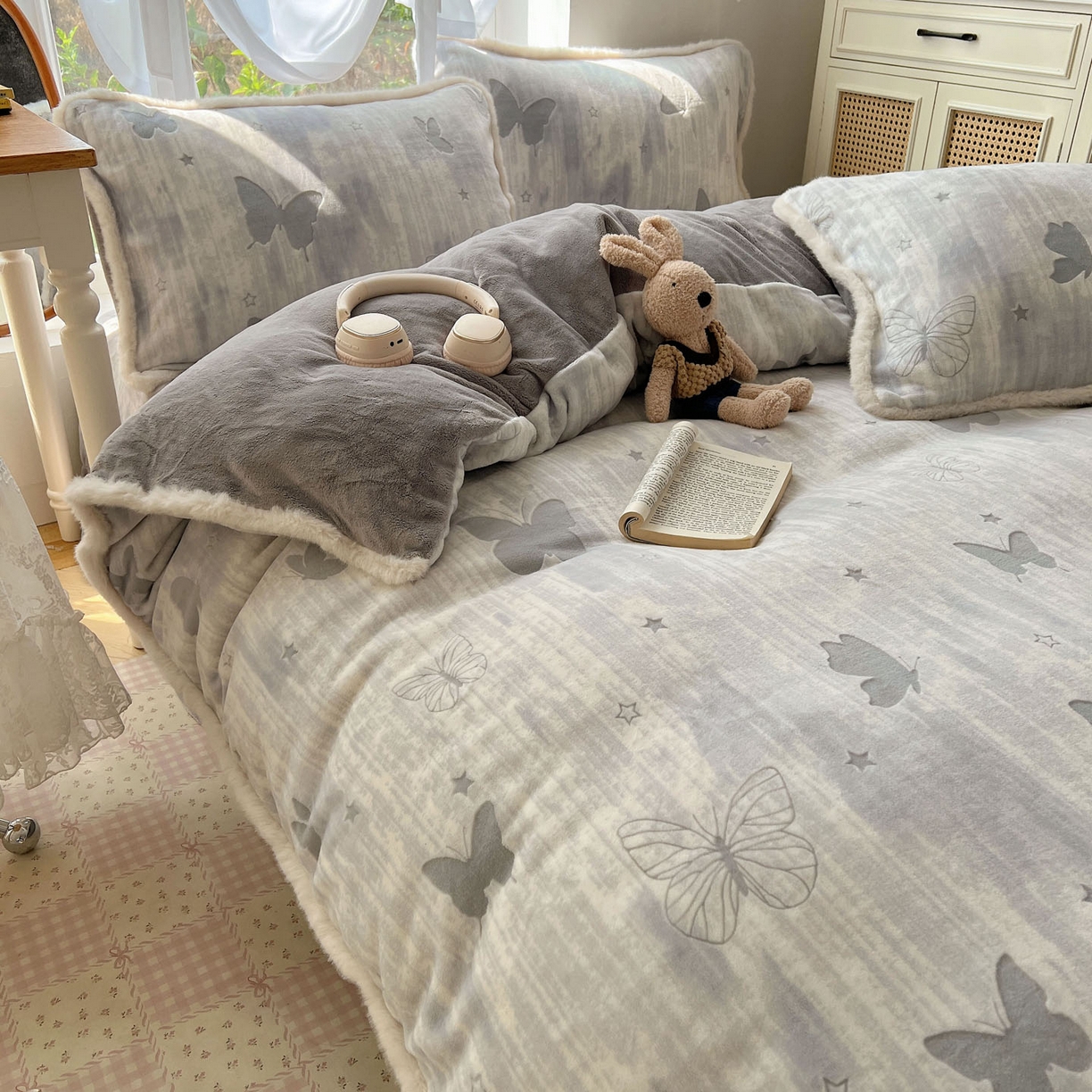 91家纺网 家纺一手货源 找家纺 十里居 2025新款兔毛条花边款雕花牛奶绒四件套 蝶舞灰