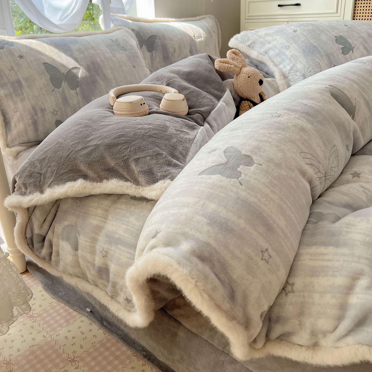 91家纺网 家纺一手货源 找家纺 十里居 2025新款兔毛条花边款雕花牛奶绒四件套 蝶舞灰