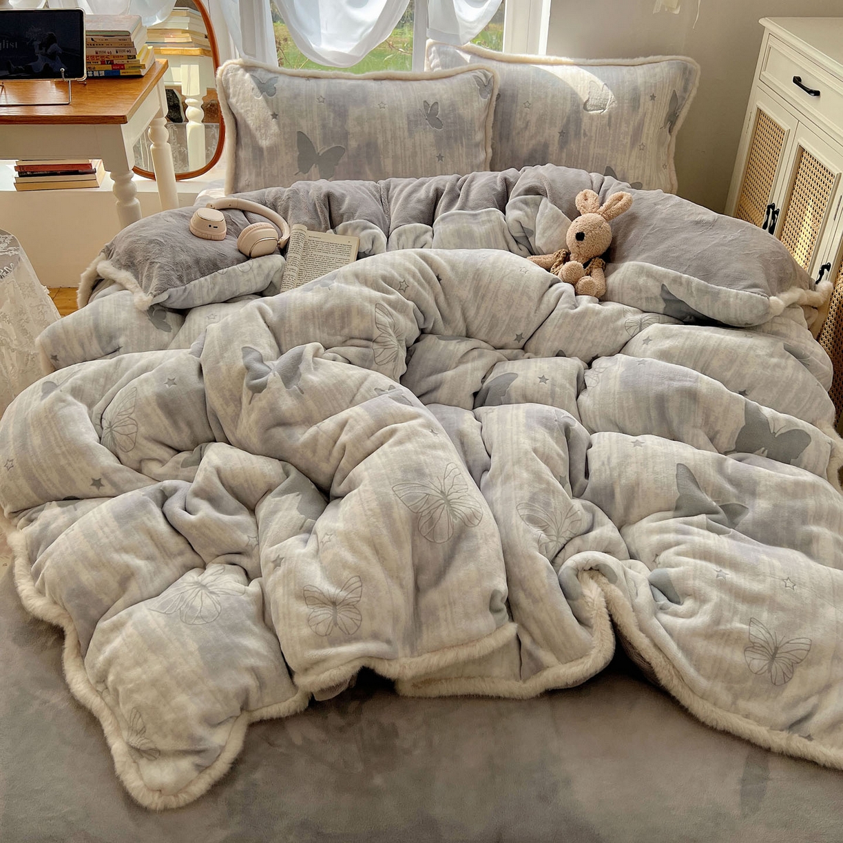 91家纺网 家纺一手货源 找家纺 十里居 2025新款兔毛条花边款雕花牛奶绒四件套 蝶舞灰