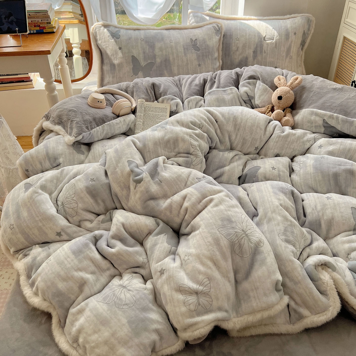 91家纺网 家纺一手货源 找家纺 十里居 2025新款兔毛条花边款雕花牛奶绒四件套 蝶舞灰