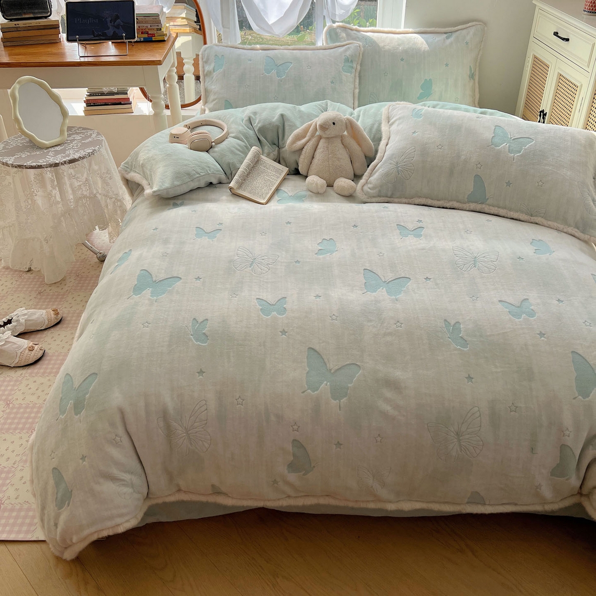 91家纺网 家纺一手货源 找家纺 十里居 2025新款兔毛条花边款雕花牛奶绒四件套 蝶舞蓝