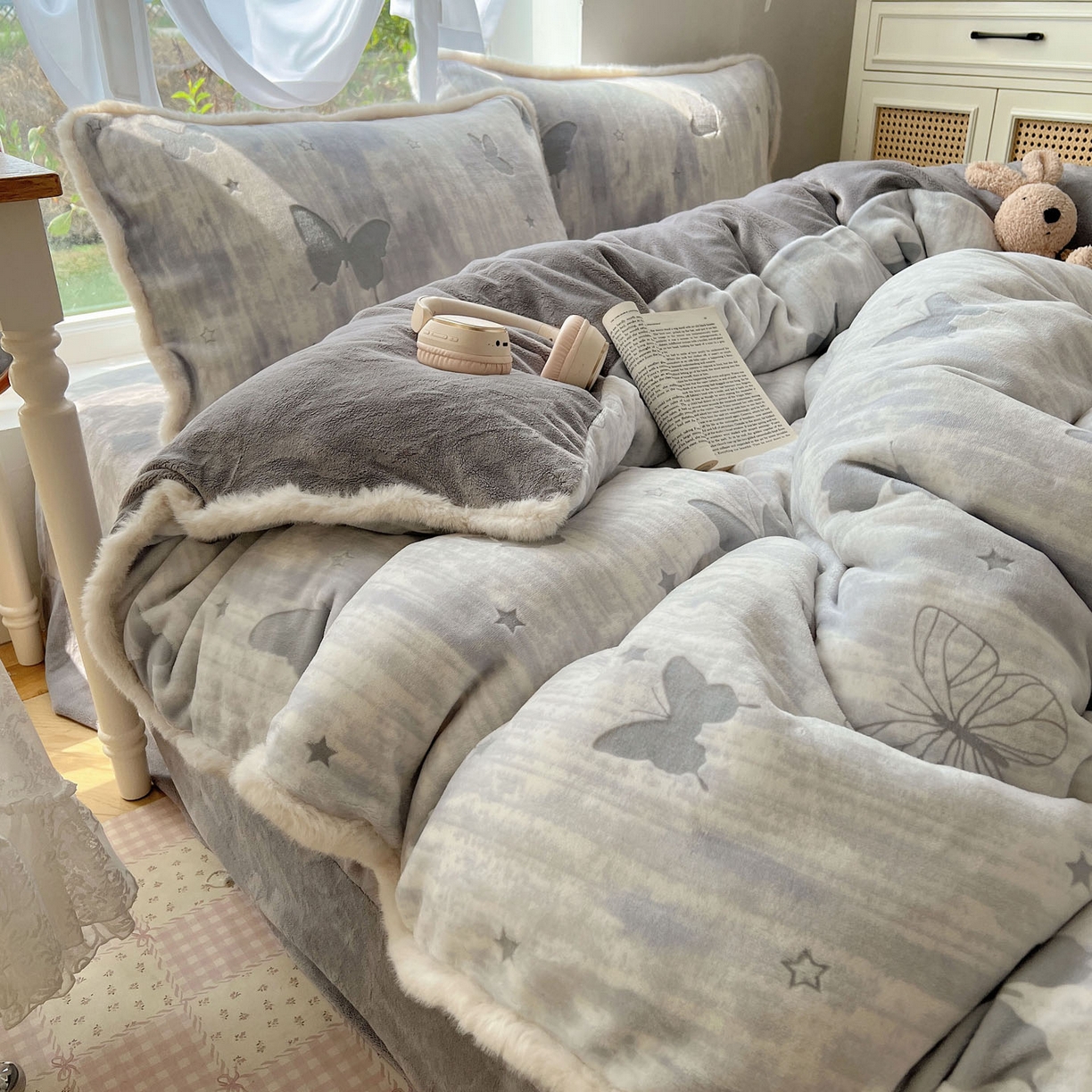 91家纺网 家纺一手货源 找家纺 十里居 2025新款兔毛条花边款雕花牛奶绒四件套 蝶舞灰