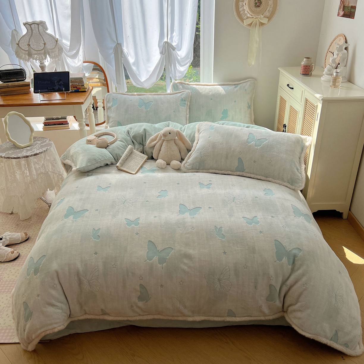 十里居 2025新款兔毛条花边款雕花牛奶绒四件套 蝶舞蓝