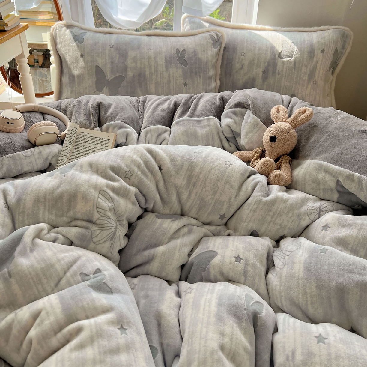 91家纺网 家纺一手货源 找家纺 十里居 2025新款兔毛条花边款雕花牛奶绒四件套 蝶舞灰