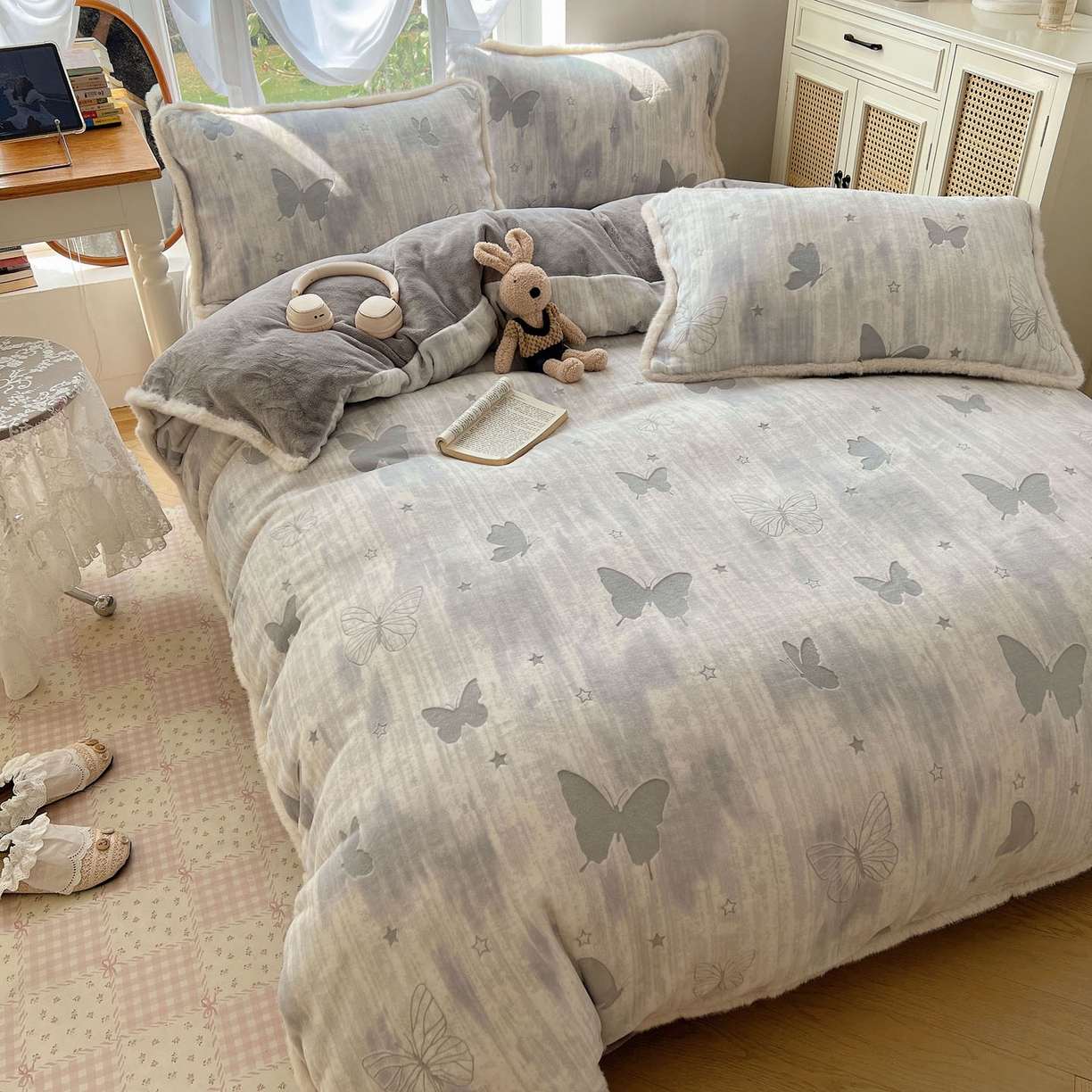 91家纺网 家纺一手货源 找家纺 十里居 2025新款兔毛条花边款雕花牛奶绒四件套 蝶舞灰