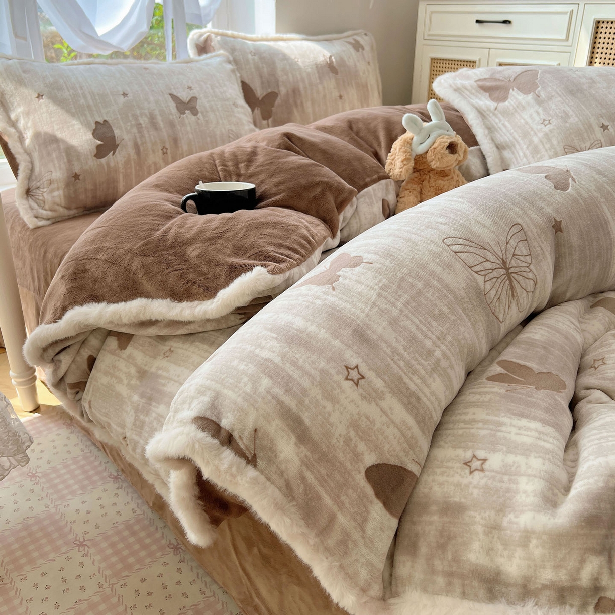 91家纺网 家纺一手货源 找家纺 十里居 2025新款兔毛条花边款雕花牛奶绒四件套 蝶舞咖