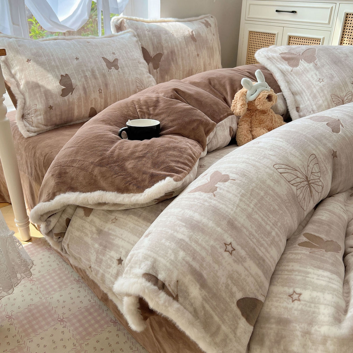 91家纺网 家纺一手货源 找家纺 十里居 2025新款兔毛条花边款雕花牛奶绒四件套 蝶舞咖