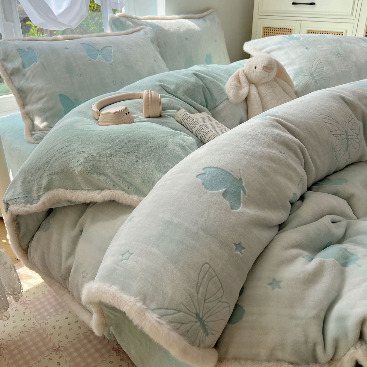 91家纺网 家纺一手货源 找家纺 十里居 2025新款兔毛条花边款雕花牛奶绒四件套 蝶舞蓝