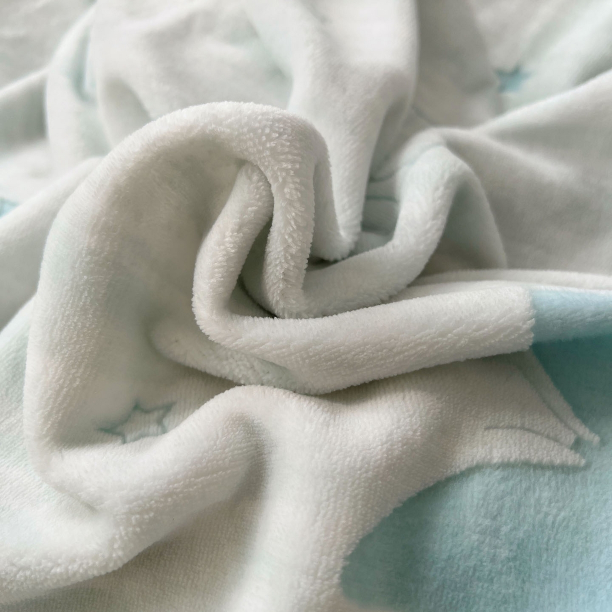 91家纺网 家纺一手货源 找家纺 十里居 2025新款兔毛条花边款雕花牛奶绒四件套 蝶舞蓝