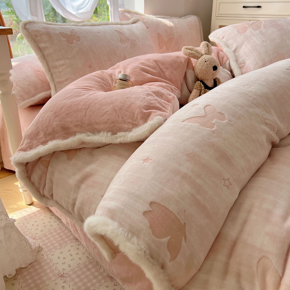 91家纺网 家纺一手货源 找家纺 十里居 2025新款兔毛条花边款雕花牛奶绒四件套 蝶舞粉