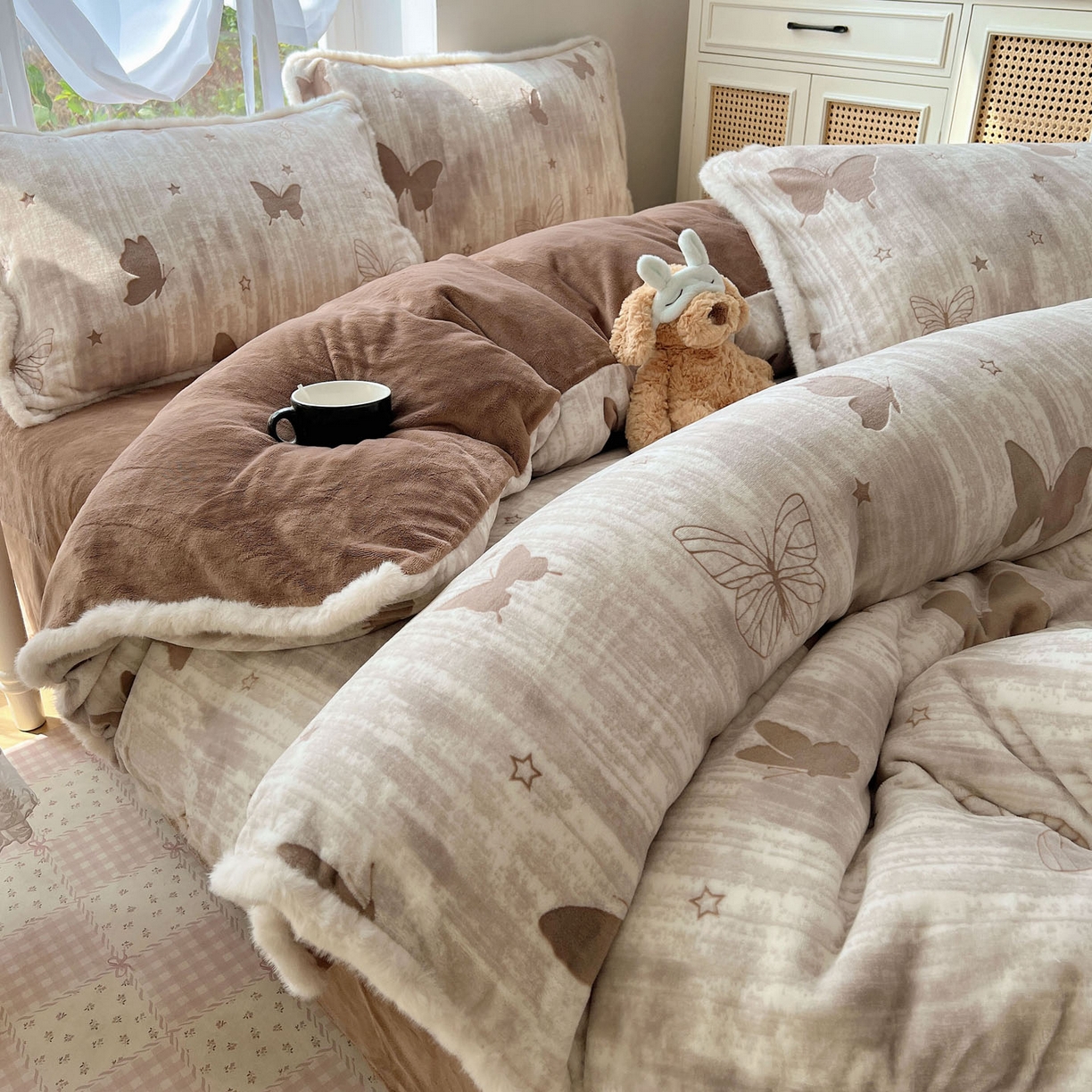 91家纺网 家纺一手货源 找家纺 十里居 2025新款兔毛条花边款雕花牛奶绒四件套 蝶舞咖