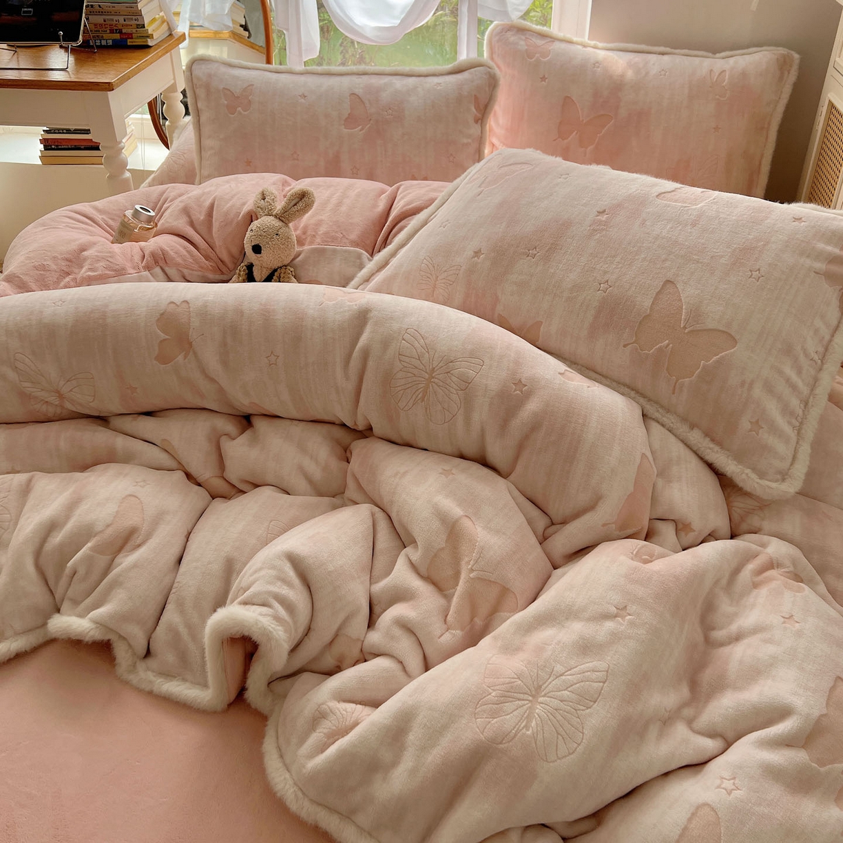 91家纺网 家纺一手货源 找家纺 十里居 2025新款兔毛条花边款雕花牛奶绒四件套 蝶舞粉