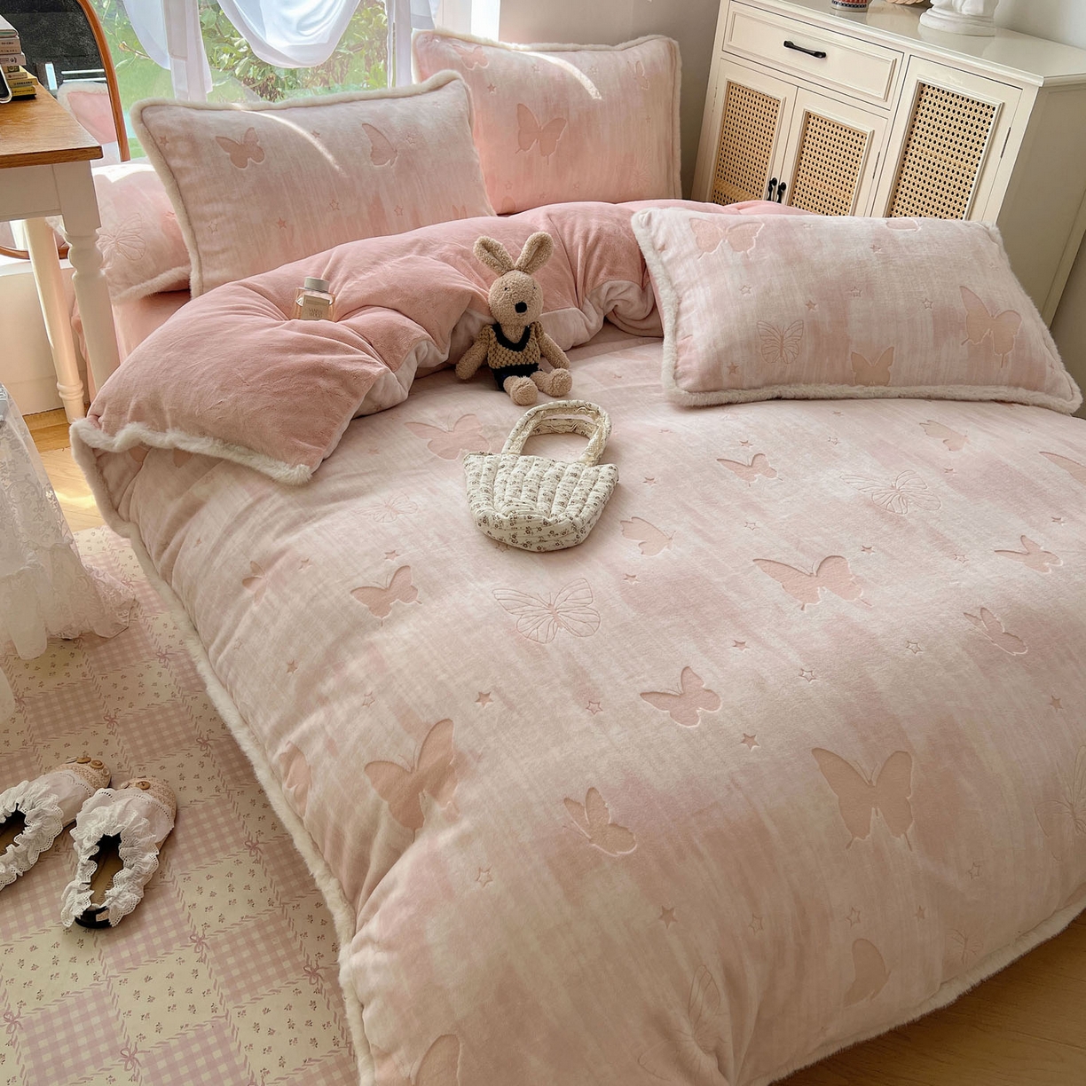 91家纺网 家纺一手货源 找家纺 十里居 2025新款兔毛条花边款雕花牛奶绒四件套 蝶舞粉