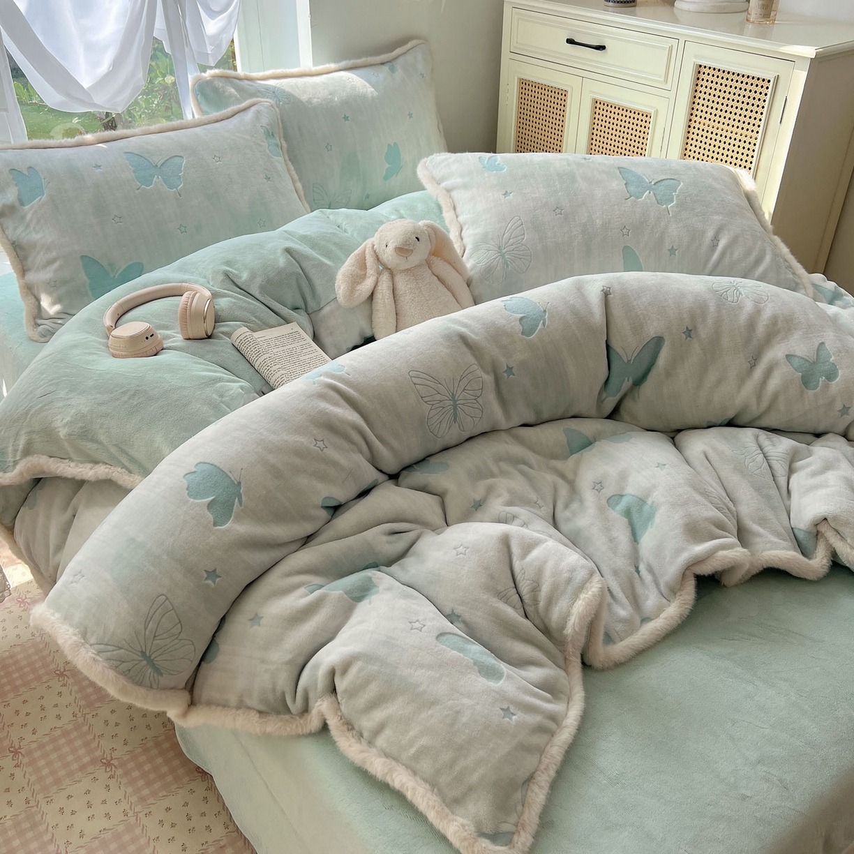 91家纺网 家纺一手货源 找家纺 十里居 2025新款兔毛条花边款雕花牛奶绒四件套 蝶舞蓝