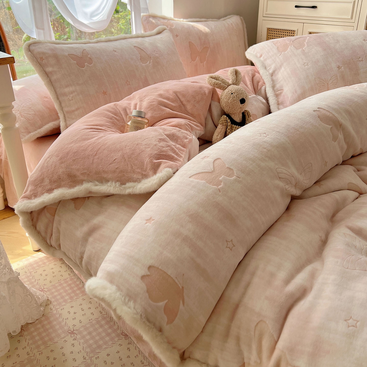 91家纺网 家纺一手货源 找家纺 十里居 2025新款兔毛条花边款雕花牛奶绒四件套 蝶舞粉