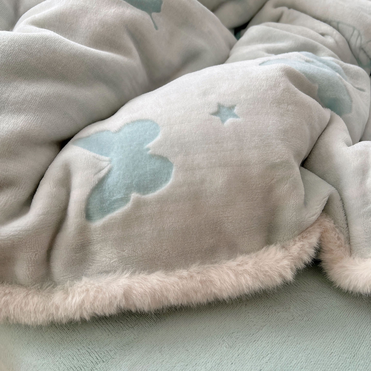 91家纺网 家纺一手货源 找家纺 十里居 2025新款兔毛条花边款雕花牛奶绒四件套 蝶舞蓝