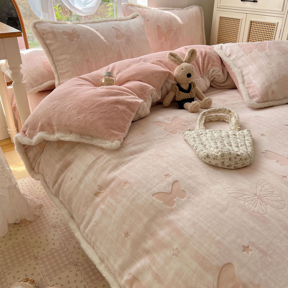 91家纺网 家纺一手货源 找家纺 十里居 2025新款兔毛条花边款雕花牛奶绒四件套 蝶舞粉