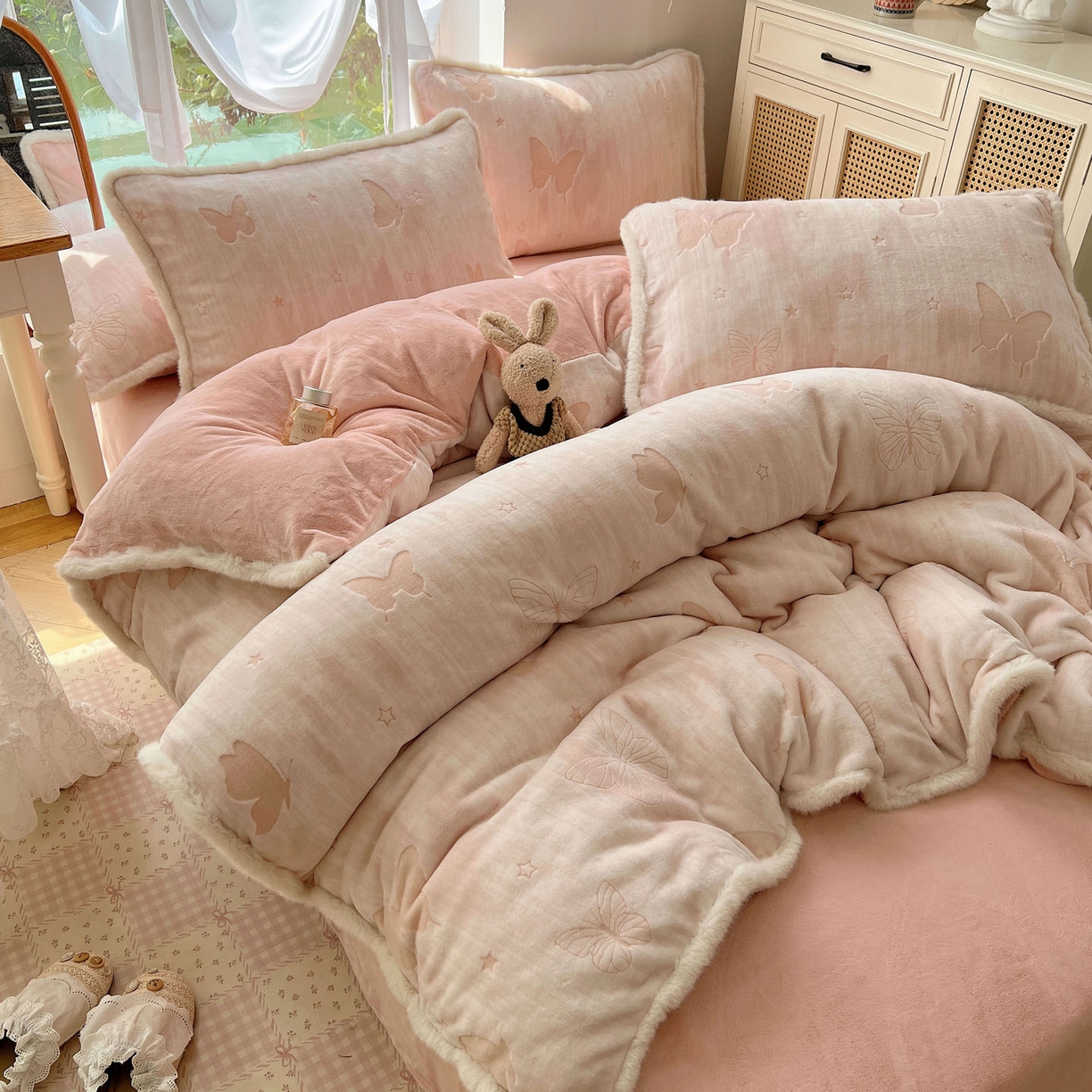 91家纺网 家纺一手货源 找家纺 十里居 2025新款兔毛条花边款雕花牛奶绒四件套 蝶舞粉