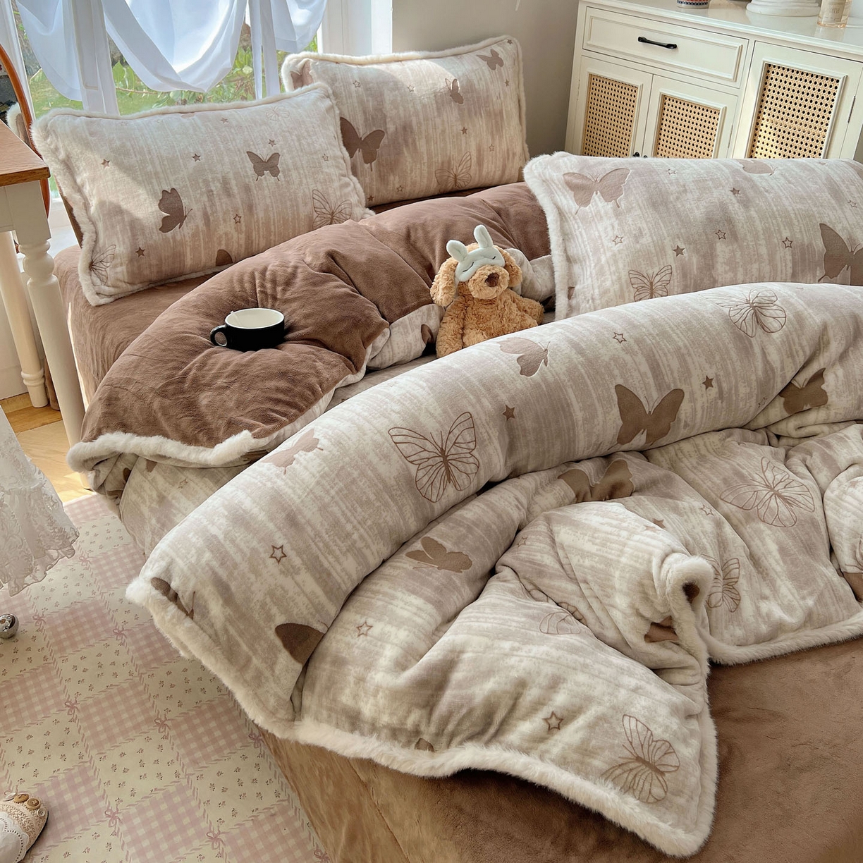 91家纺网 家纺一手货源 找家纺 十里居 2025新款兔毛条花边款雕花牛奶绒四件套 蝶舞咖