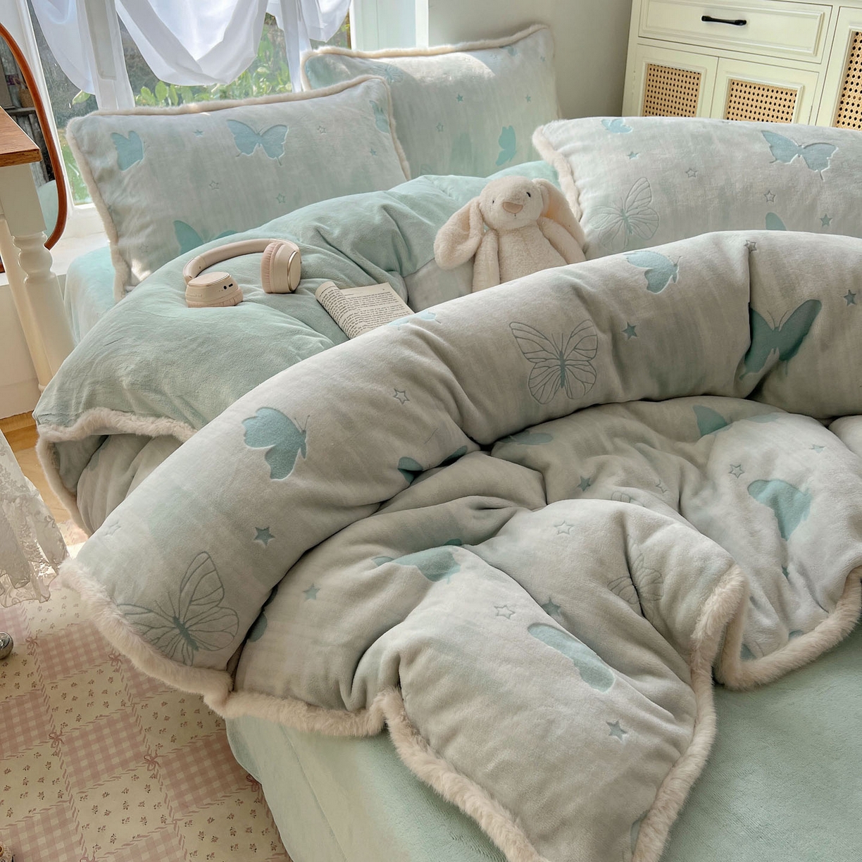 91家纺网 家纺一手货源 找家纺 十里居 2025新款兔毛条花边款雕花牛奶绒四件套 蝶舞蓝