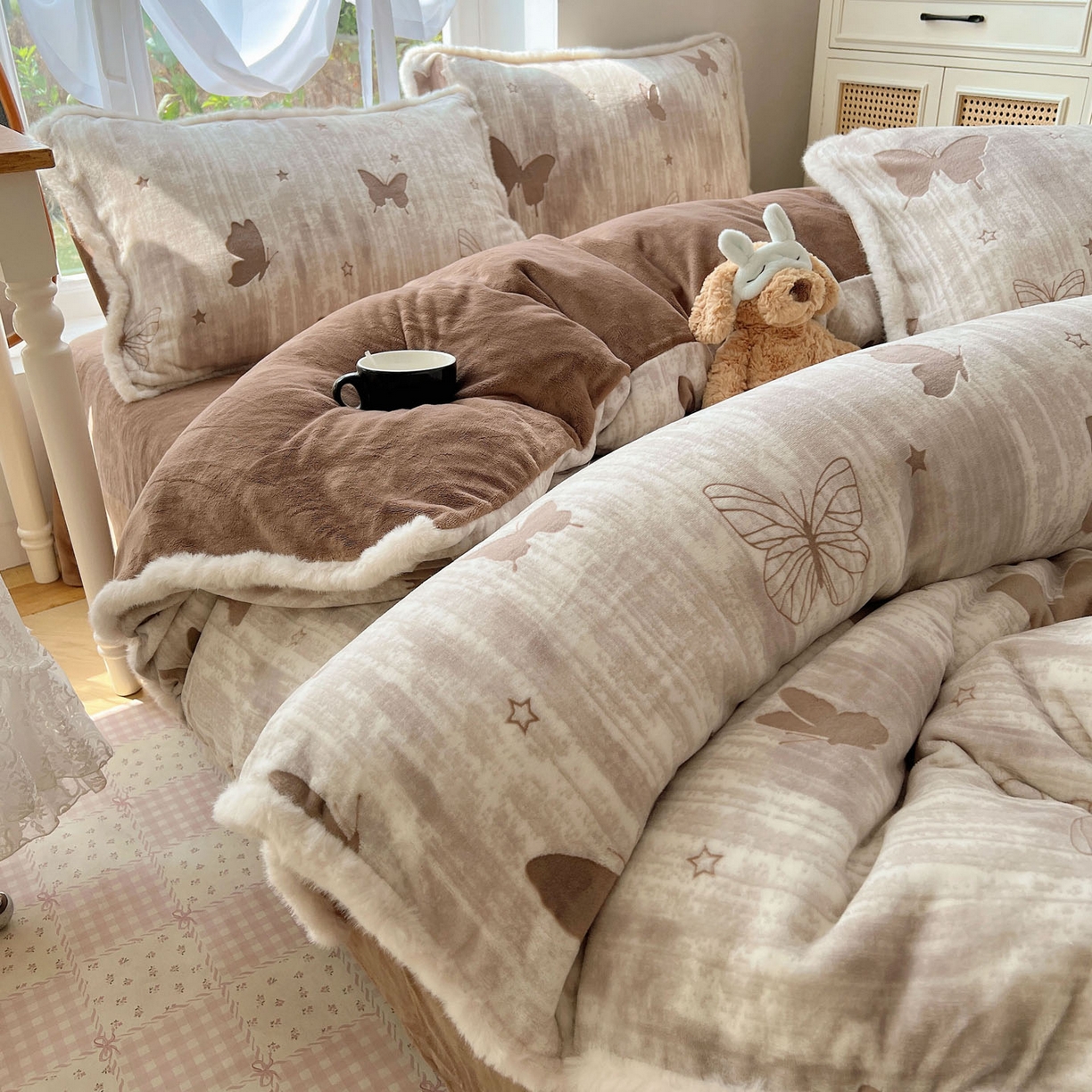 91家纺网 家纺一手货源 找家纺 十里居 2025新款兔毛条花边款雕花牛奶绒四件套 蝶舞咖