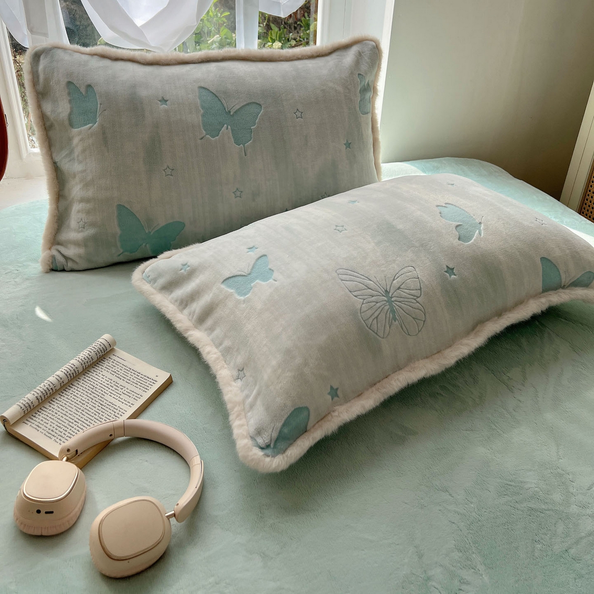 91家纺网 家纺一手货源 找家纺 十里居 2025新款兔毛条花边款雕花牛奶绒四件套 蝶舞蓝