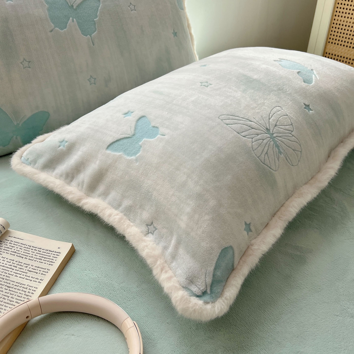 91家纺网 家纺一手货源 找家纺 十里居 2025新款兔毛条花边款雕花牛奶绒四件套 蝶舞蓝