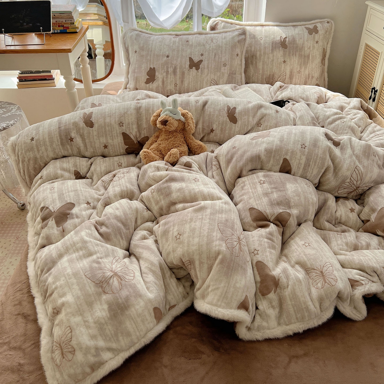 91家纺网 家纺一手货源 找家纺 十里居 2025新款兔毛条花边款雕花牛奶绒四件套 蝶舞咖