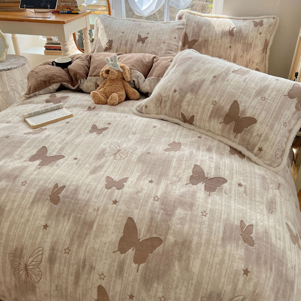 91家纺网 家纺一手货源 找家纺 十里居 2025新款兔毛条花边款雕花牛奶绒四件套 蝶舞咖