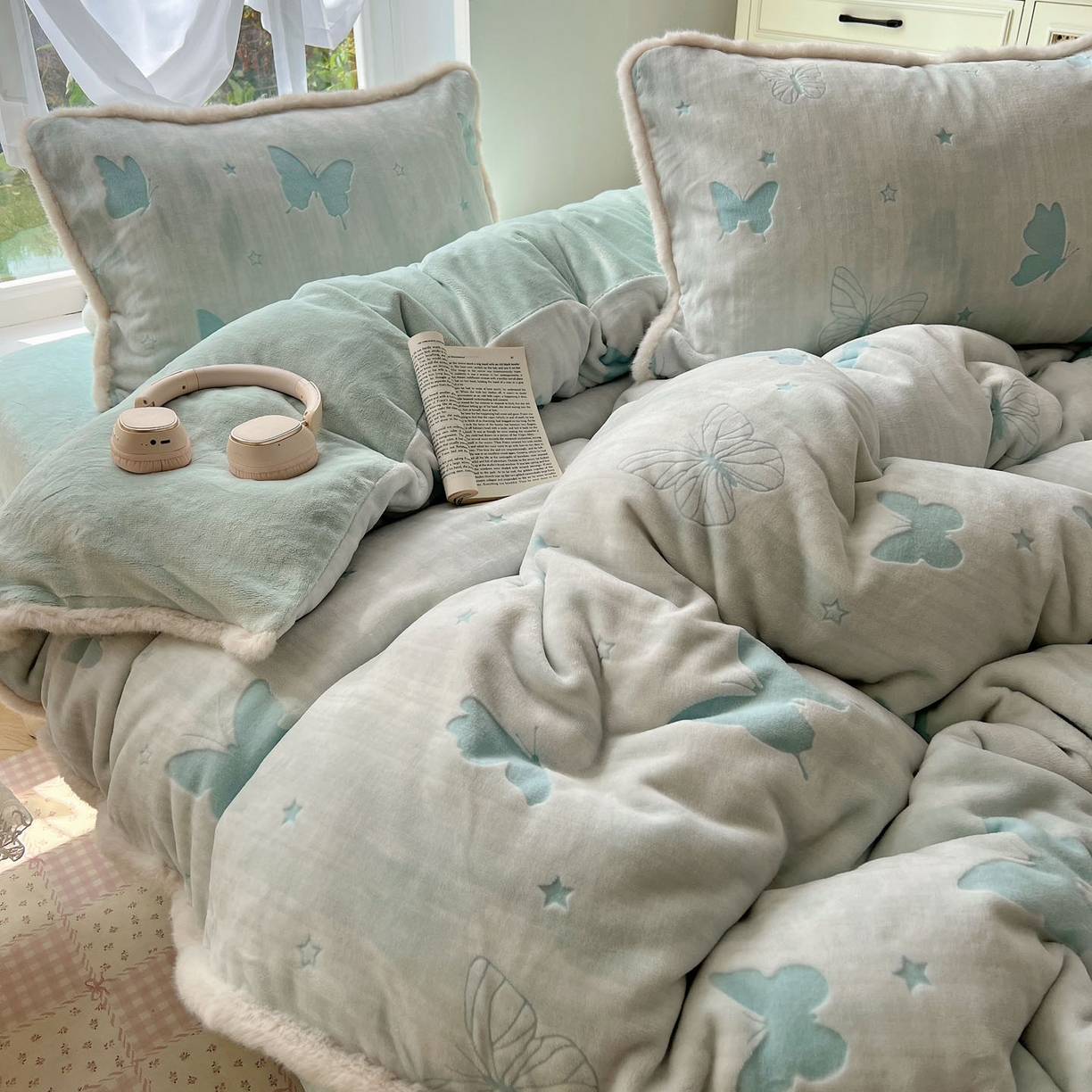 91家纺网 家纺一手货源 找家纺 十里居 2025新款兔毛条花边款雕花牛奶绒四件套 蝶舞蓝