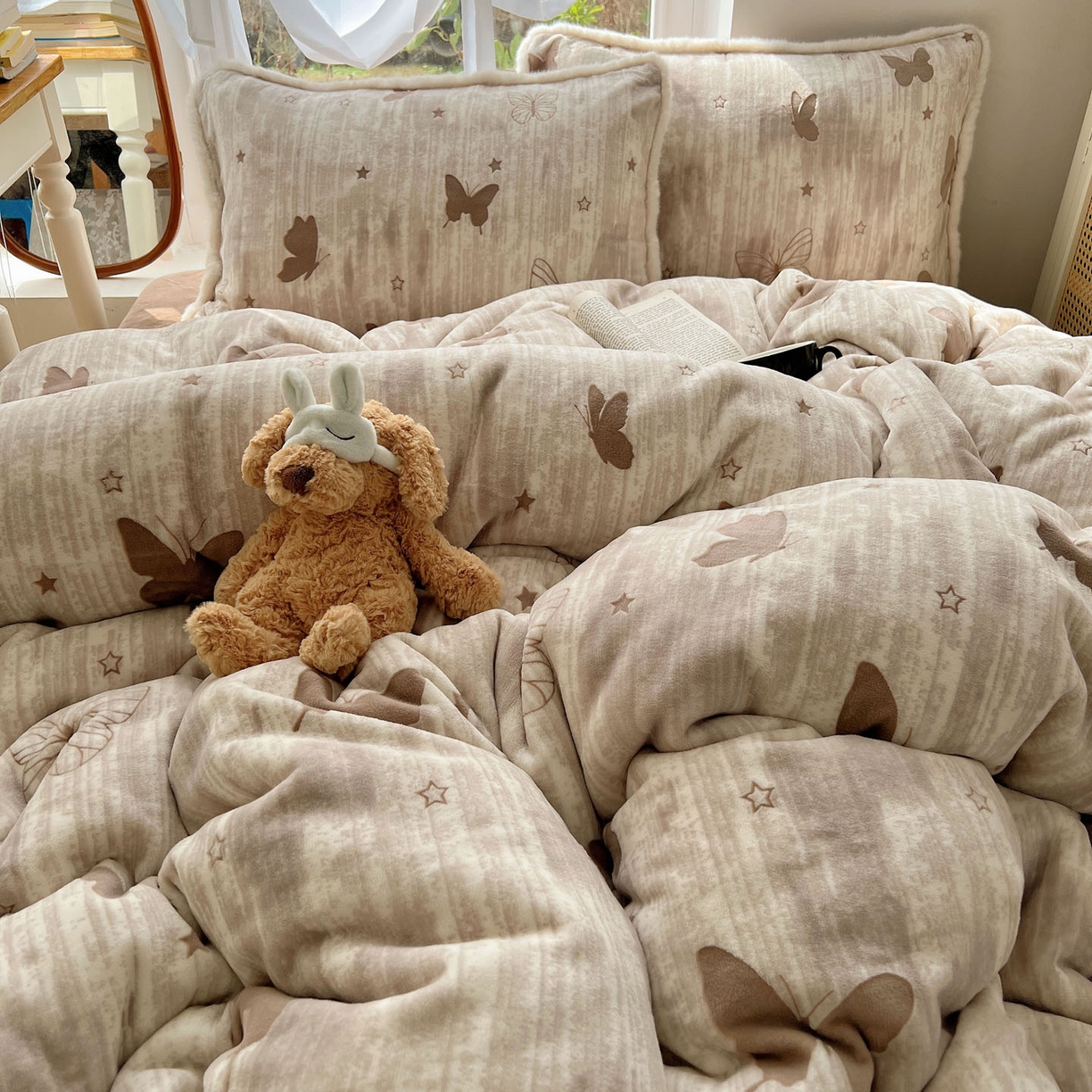 91家纺网 家纺一手货源 找家纺 十里居 2025新款兔毛条花边款雕花牛奶绒四件套 蝶舞咖