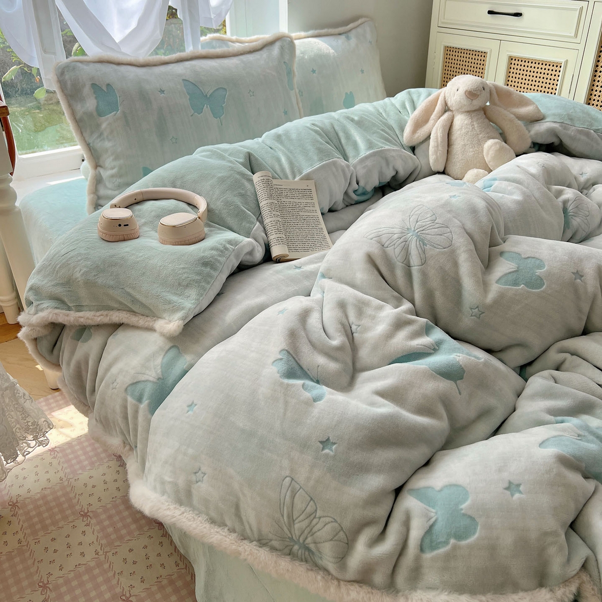 91家纺网 家纺一手货源 找家纺 十里居 2025新款兔毛条花边款雕花牛奶绒四件套 蝶舞蓝